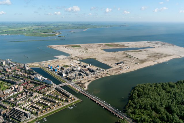 Centrumeiland IJburg in aanbouw met Strandeiland op de achtergrond (Amsterdam,12-5-2022) door Aerovista Luchtfotografie (bron: Shutterstock)