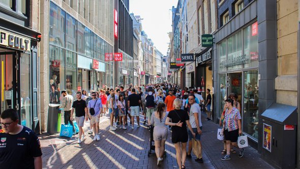 Amsterdam - 10 augustus 2022: Uitzicht op de beroemde winkelstraat de Kalverstraat in de stad Amsterdam, Nederland. door minhanphotos (bron: Shutterstock)