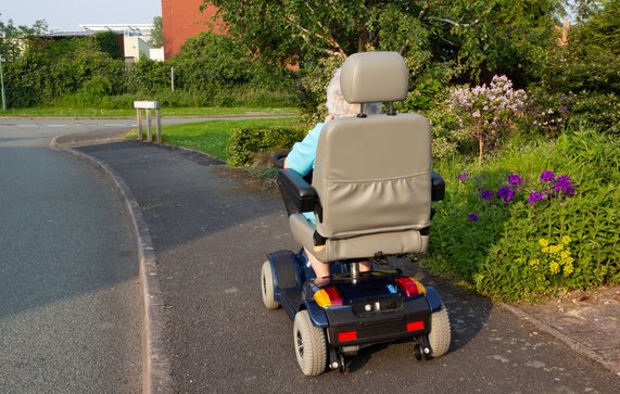 Oudere dame op een scootmobiel door Groomee (bron: Shutterstock)