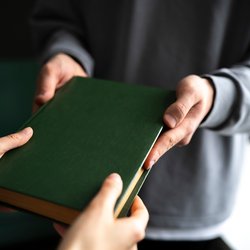 Het delen van een boek door Mike_shots (bron: Shutterstock)
