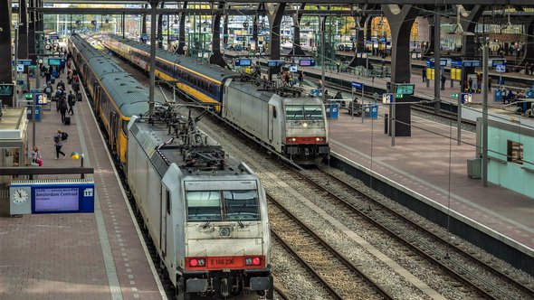 Rotterdam Centraal_"TRAXX F140 MS - E186 236 (L) & E186 142" (CC BY-SA 2.0) by Frans Berkelaar