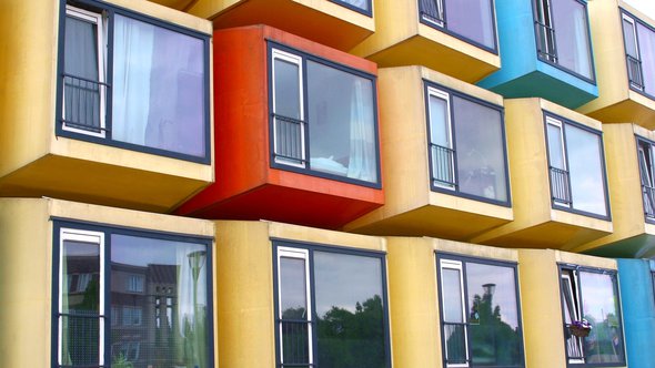 Nederlandse containerhuizen voor studenten, starters en immigranten. Modulaire appartementswoningen door Inge Hogenbijl (bron: Shutterstock.com)