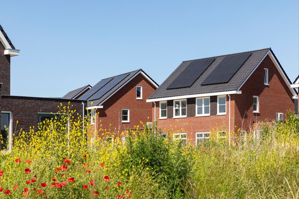 Duurzame wijk met zonnepanelen - Nederland door Lea Rae (bron: Shutterstock)