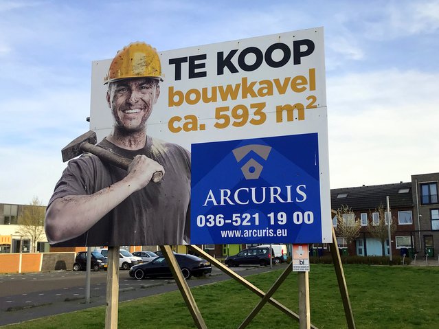 Almere, Flevoland, the Netherlands - March 23, 2019: Dutch billboard sign advertising for building spot in the city of Almere. door Jarretera (bron: shutterstock)