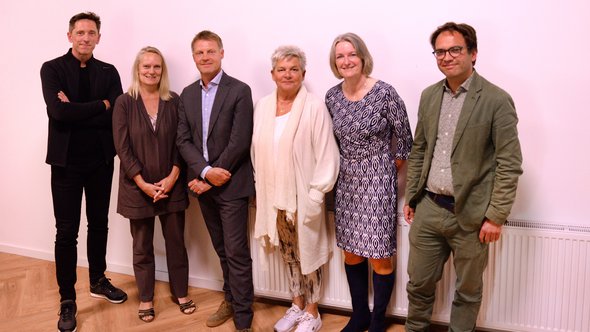 V.l.n.r. Francesco Veenstra (Rijksbouwmeester), Korrie Louwes (gemeente Den Haag), Gijsbert van Herk (Staedion), Wil Hartgrink (bewonerscommissie), Barbara Schildkamp (Middin) en Jeroen Laven (gemeente Den Haag). door Staedion (bron: Staedion)