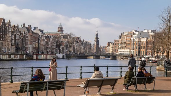 Bankjes in Amsterdam door Wolf-photography (bron: shutterstock)