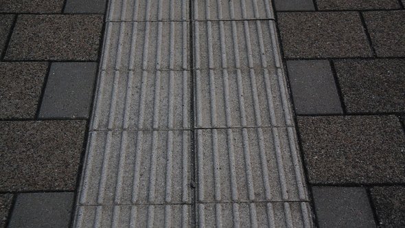 Blindengeleidestrook door Silver Spoon (bron: Wikipedia Commons)