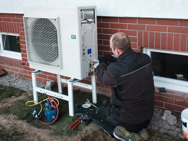 Installatie van een warmtepomp door Dziurek (bron: Shutterstock)