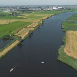 Luchtfoto van een rivier. Zwarte Water met de stad Zwartsluis door AlbHen (bron: Shutterstock)