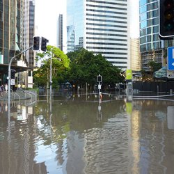 Overstroming stad Australie Brisbane Wateroverlast - Wikimedia Commons, 2020 door Andrew Kesper (bron: Wikimedia Commons)