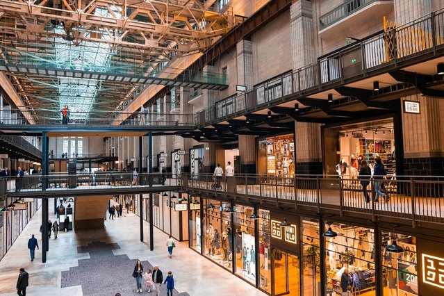 Nieuwe Battersea Power Station in Londen, Engeland functioneert als een nieuw winkelcentrum en bioscoop. door Pandora Pictures (bron: shutterstock)