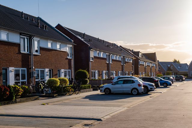 Dutch Suburban area with modern family houses, newly build modern family homes in the Netherlands, dutch family house, apartment house. Netherlands, newly build street with modern house door fokke baarssen (bron: shutterstock)