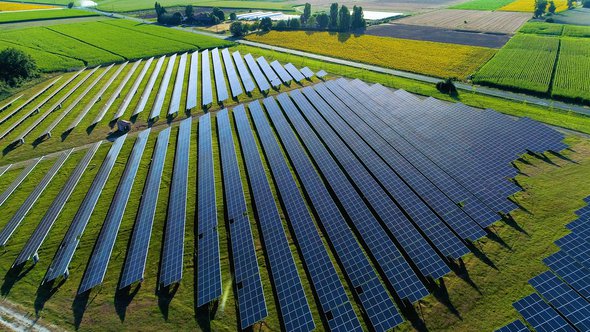 Zonnepanelen luchtfoto door Fly_and_Dive (bron: shutterstock.com)