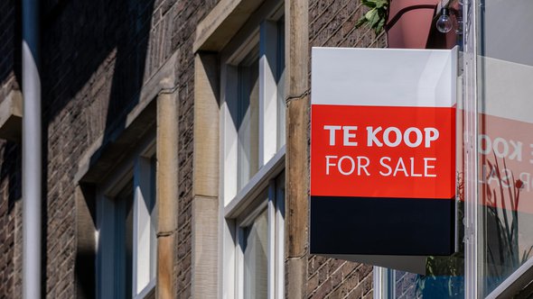 Verkoop bord op gevel door Marc Bruxelle (bron: shutterstock.com)