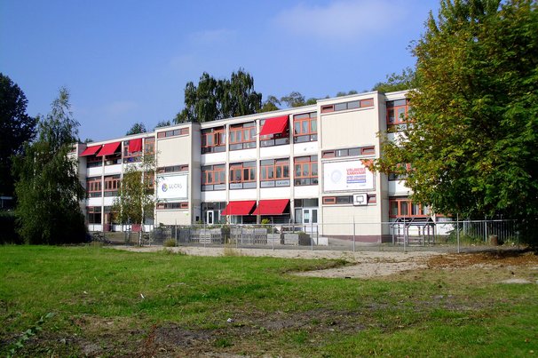 Sint Lucasschool, Amsterdam Nieuw-West, Osdorp door S. de Jong (bron: Wikimedia Commons)