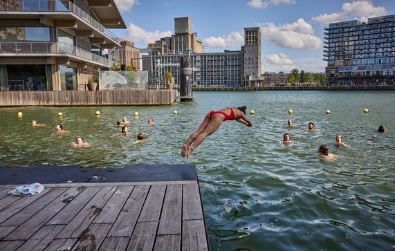 Zwemmen in de Rotterdamse Rijnhaven door Jan de Groen (bron: Swimmable Cities)