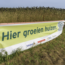 Hier groeien huizen spandoek door Marc Bolsius (bron: Vitale Peel)