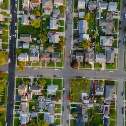 Panoramic view of view at sunset from the height roofs small town of houses of bird flight NJ USA door ungvar (bron: Shutterstock)