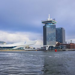 Overhoeks Amsterdam vanaf het water door Kiev.Victor (Shutterstock)