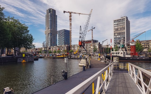 Houten pier in Rotterdam door River Cruise Mentor (bron: Shutterstock)