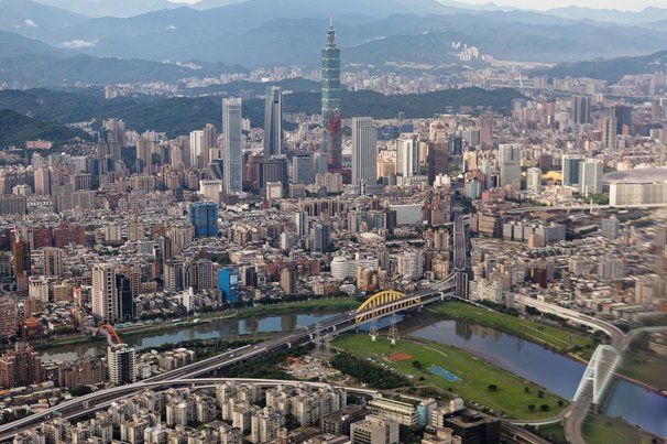 Skyline van Taipei in Taiwan door AaronChenPS2 (bron: Shutterstock)
