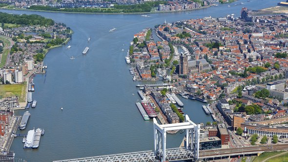 Aerial view of the city Dordrecht with the 'Grote Kerk' (Great Church) which had its origin in 1285, first catholic, later protestant. The tower was never finished. Flag of Dordrecht. The Netherlands door R. de Bruijn_Photography (bron: Shutterstock)