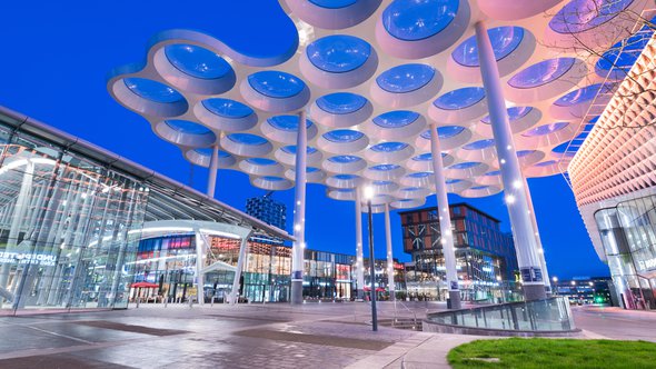Utrecht Centraal Station vanaf het Stationsplein met winkelcentrum Hoog Catharijne. door Sean Pavone (bron: Shutterstock)