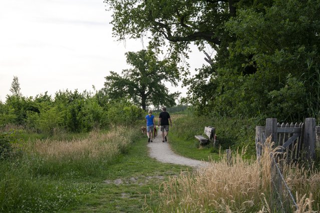 wandelend stel met honden door Nadine van den Berg (bron: Ministerie VRO)