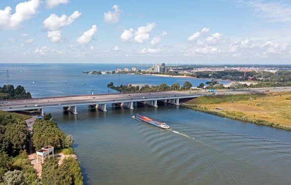 Luchtfoto genomen vanaf de snelweg A6 bij de Hollandsche Brug nabij Amsterdam aan het IJsselmeer in Nederland door Steve Photography (bron: Shutterstock)
