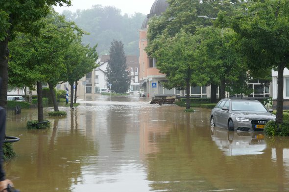 Netherlands - 15 july 2021, Valkenburg: Flooding after heavy rain in the province of South Limburg- flooded street and car door MyStockVideo (bron: shutterstock)