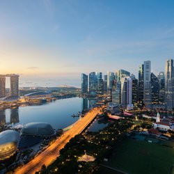 Luchtfoto van Singapore zakenwijk en stad bij schemering in Singapore, Azië door Travelpixs (Shutterstock)