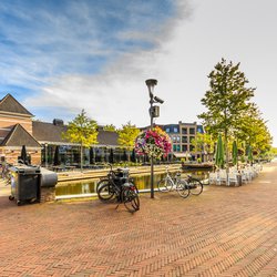 Hooftstraat, Alphen aan den Rijn, South Holland, Netherlands, August 23, 2019: Corner of Mandersloostraat, Hooftstraat and Aarkanaal with square and terraces door Photodigitaal.nl (bron: Shutterstock)