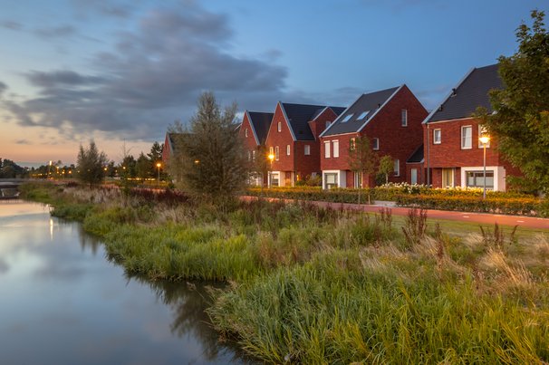 milieuvriendelijke rivieroever in de stad Veenendaal door Rudmer Zwerver (bron: Shutterstock)