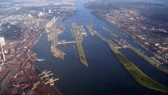 Zeesluis Ijmuiden, luchtfoto -> Debot at Dutch Wikipedia 30 sep 2005 door Debot at Dutch Wikipedia (bron: Wikimedia commons)