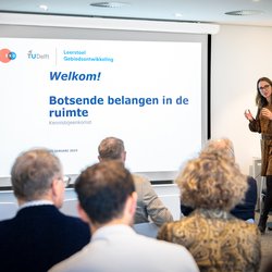 Dagvoorzitter Yvonne van Remmen tijdens de kennisbijeenkomst van Berenschot en SKG door Sander van Wettum (bron: Stichting Kennis Gebiedsontwikkeling)