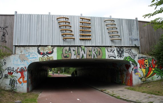 Viaduct kunstwerk van Bob Stolzenbach in Groningen door ZanderZ (bron: Wikimedia Commons)