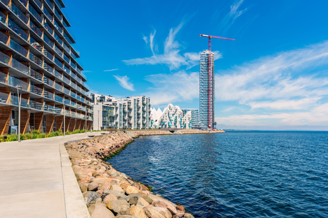 De kade van Ø met uitzicht op de ijsberg en de vuurtoren, Aarhus, Denemarken door Allard One (bron: shutterstock)