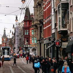 "Amsterdam: Leidsestraat" (CC BY 2.0) by Jorge Franganillo door Jorge Franfanillo (bron: Flickr)