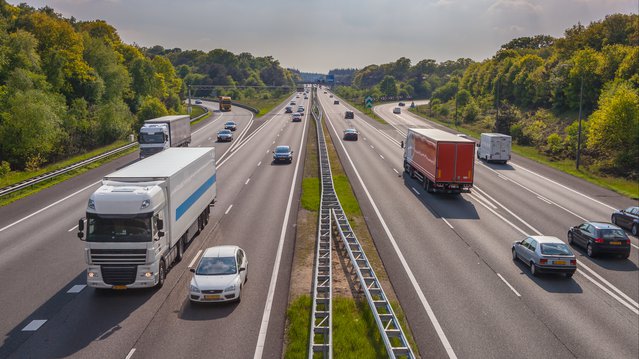 Motorverkeer op de snelweg A12. door Rudmer Zwerver (bron: Shutterstock)