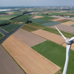 Drone photo of a large windmill with a total height of 198 meters with a shaft height of 135 meters. In the background, the wieringermeer polder.Photo taken at an altitude of 204 meters door Mauvries (Shutterstock)