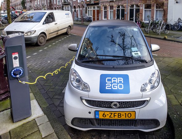 Amsterdam, January 2017. Electrical car from the Car2Go car sharing service, plugged into a battery charging station door www.hollandfoto.net (bron: shutterstock)