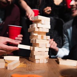 partial view of blurred friends playing wood blocks game during halloween party door LightField Studios (bron: shutterstock)