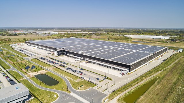 Zonnepanelen als duurzame energiebron op de daken van de bedrijfspanden in Greenport Venlo door Greenport Venlo (bron: Wikipedia Commons)