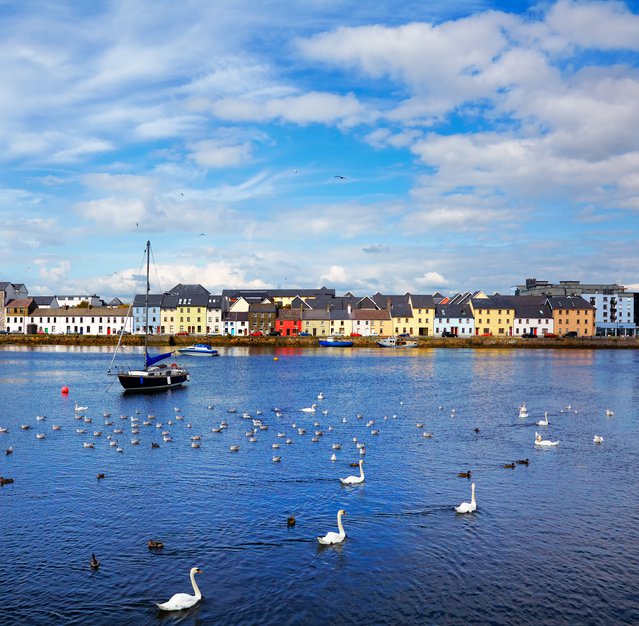 De Claddagh in Galway stad tijdens de zomer, Ierland. door Gabriela Insuratelu (bron: shutterstock)