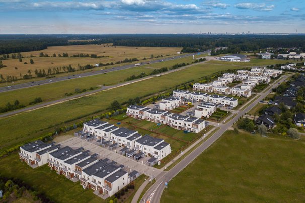 Luchtfoto van moderne huizen door Aleks Kend (bron: Shutterstock)