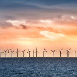 Windmolenpark op zee door Cinematographer (bron: Shutterstock)