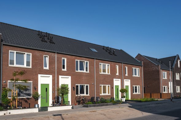 Nieuw gebouwde rijtjeshuizen door fokke baarssen (bron: shutterstock.com)