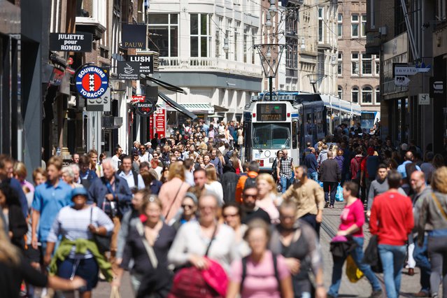 Amsterdam, Netherlands - July 03 2016: Crowd the streets of the city at summer time door Konstantin Tronin (bron: Shutterstock)