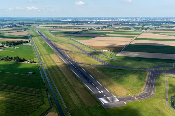 Luchtfoto van de Polderbaan bij Schiphol door Aerovista Luchtfotografie (bron: Shutterstock)