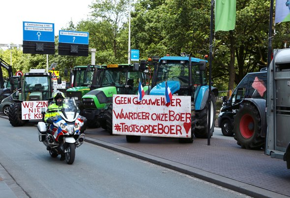 Den Haag, Nederland - 28 juni 2022: Boeren protesteren tegen de stikstofplannen van de overheid door Nancy Beijersbergen (bron: Shutterstock)